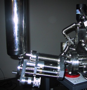 MAPLE target manipulator with LN2 dewar and retraction mechanism